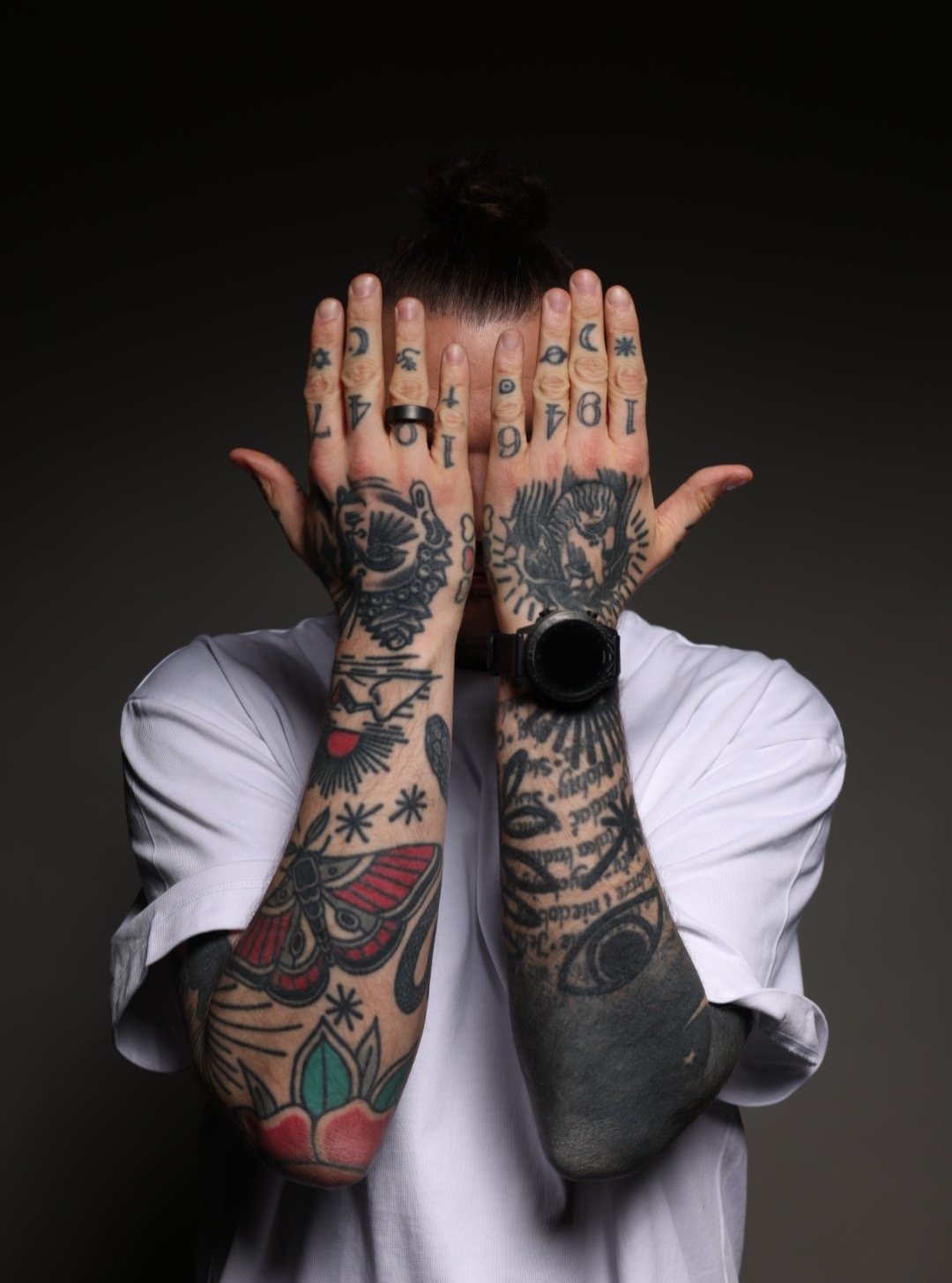 Żurnalista z twarzą zasłoniętą rękoma