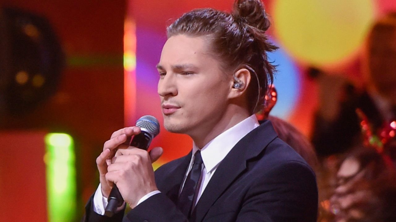 Adam Stachowiak niedawno wziął ślub kościelny, a teraz myśli o apostazji. Fani komentują: "Brak wstydu"