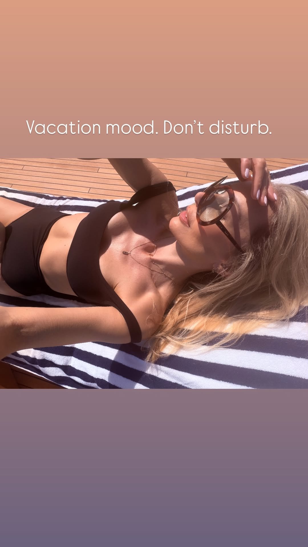Agnieszka WOźniak-Starak w czarnym bikini