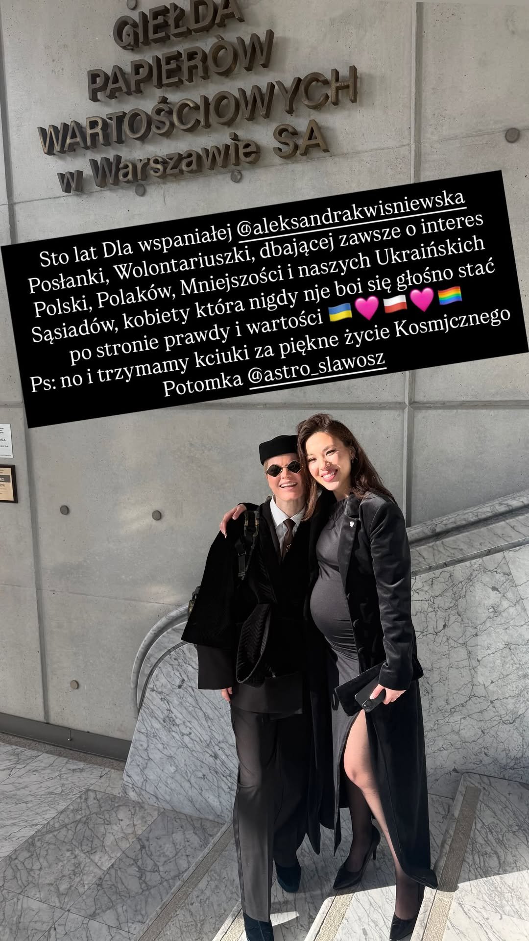 ALeksandra WIśniewska-Uznanńska z koleżanką pozuje przed giełdą papierów wartościowych