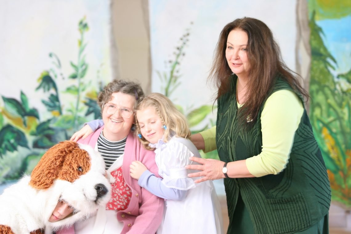 Anna dymna z podopiecznymi fundacji mimo wszystko
