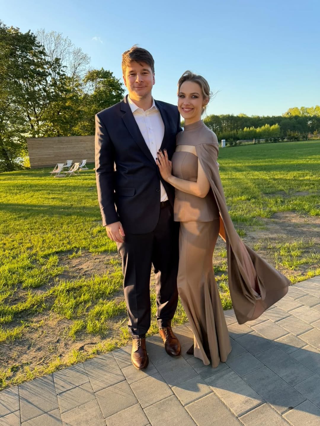 daniel nawrocki z ukochaną w eleganckich strojach, on w garniturze, ona w sukni