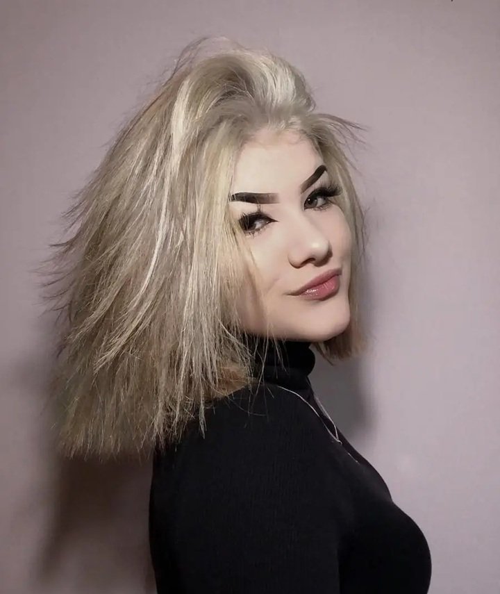 dominika rybak w blond włosach