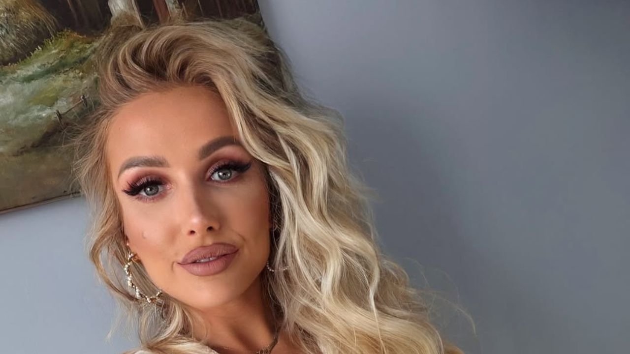 Eliza Trybała wypięła zgrabne ciało w mega wyciętej mini na komunii. Fani szydzą: "Sakramencko gorąca" [zdjęcia]