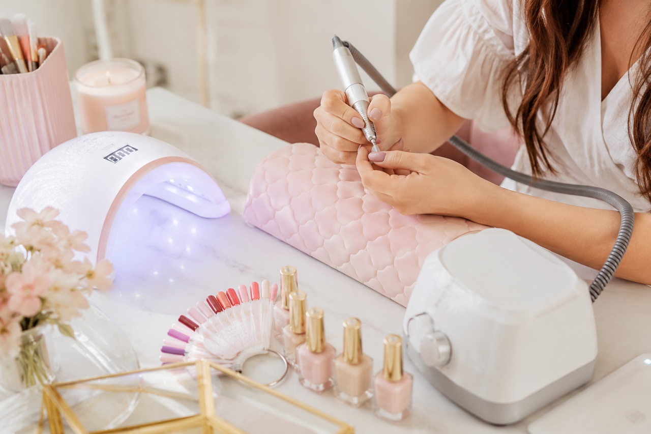 domowy manicure z lampą uv i frezerką