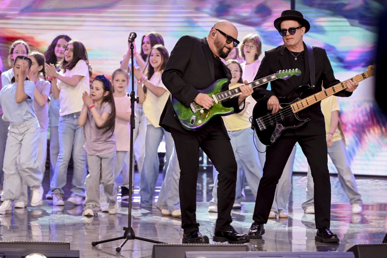 Grzegorz SKawiński z muzykami na scenie