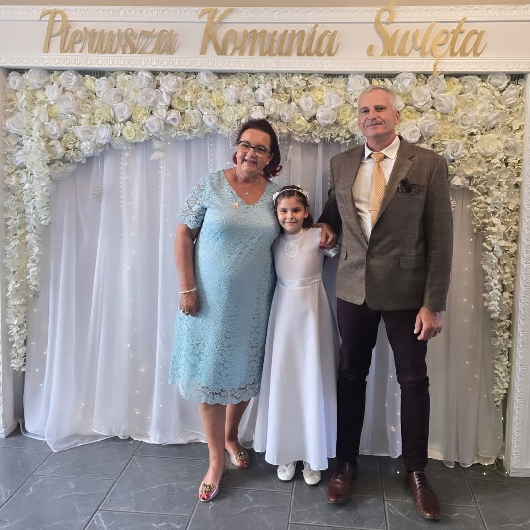 Izabela Zeiske z mężem i dziewczynką w komunijnej albie