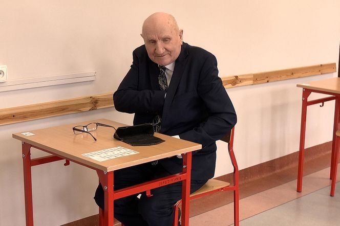 Józef Peruga przy szkolnej ławce