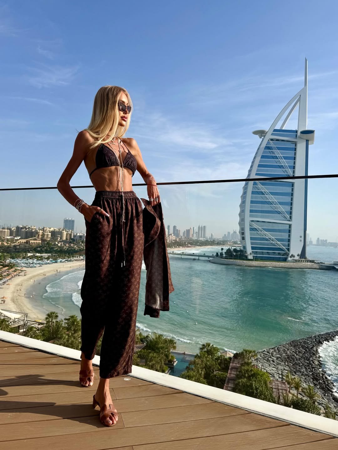 julia dybowska odsłania brzuch w dubaju