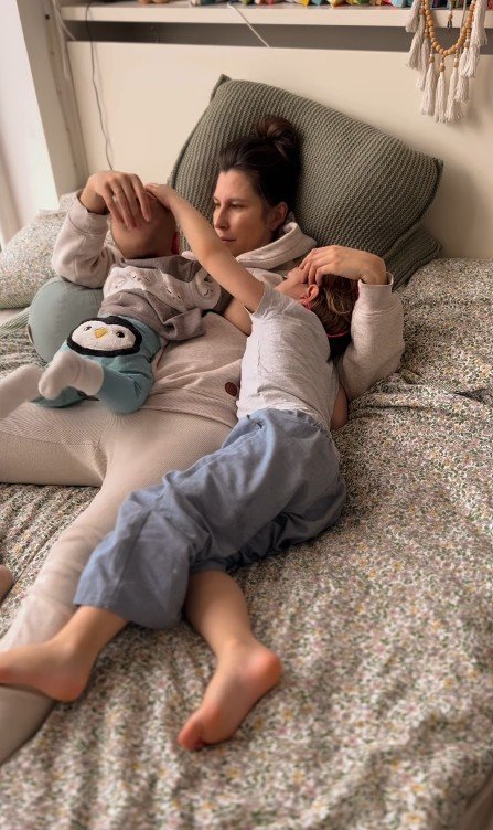kamila kamińska w trakcie karmienia piersią z synem witoldem i córką jaśminą