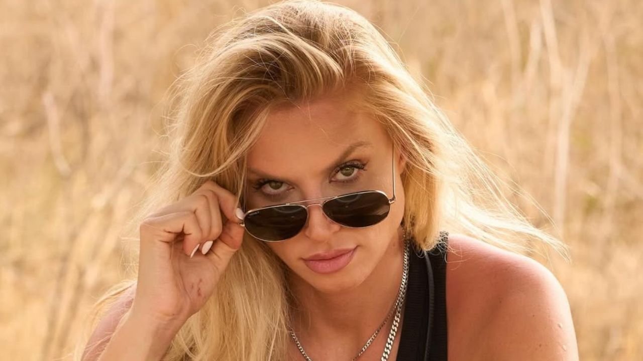 Karolina Pajączkowska bez żenady zrzuciła fatałaszki. Ciało w mikroskopijnym bikini zwala z nóg [wideo]