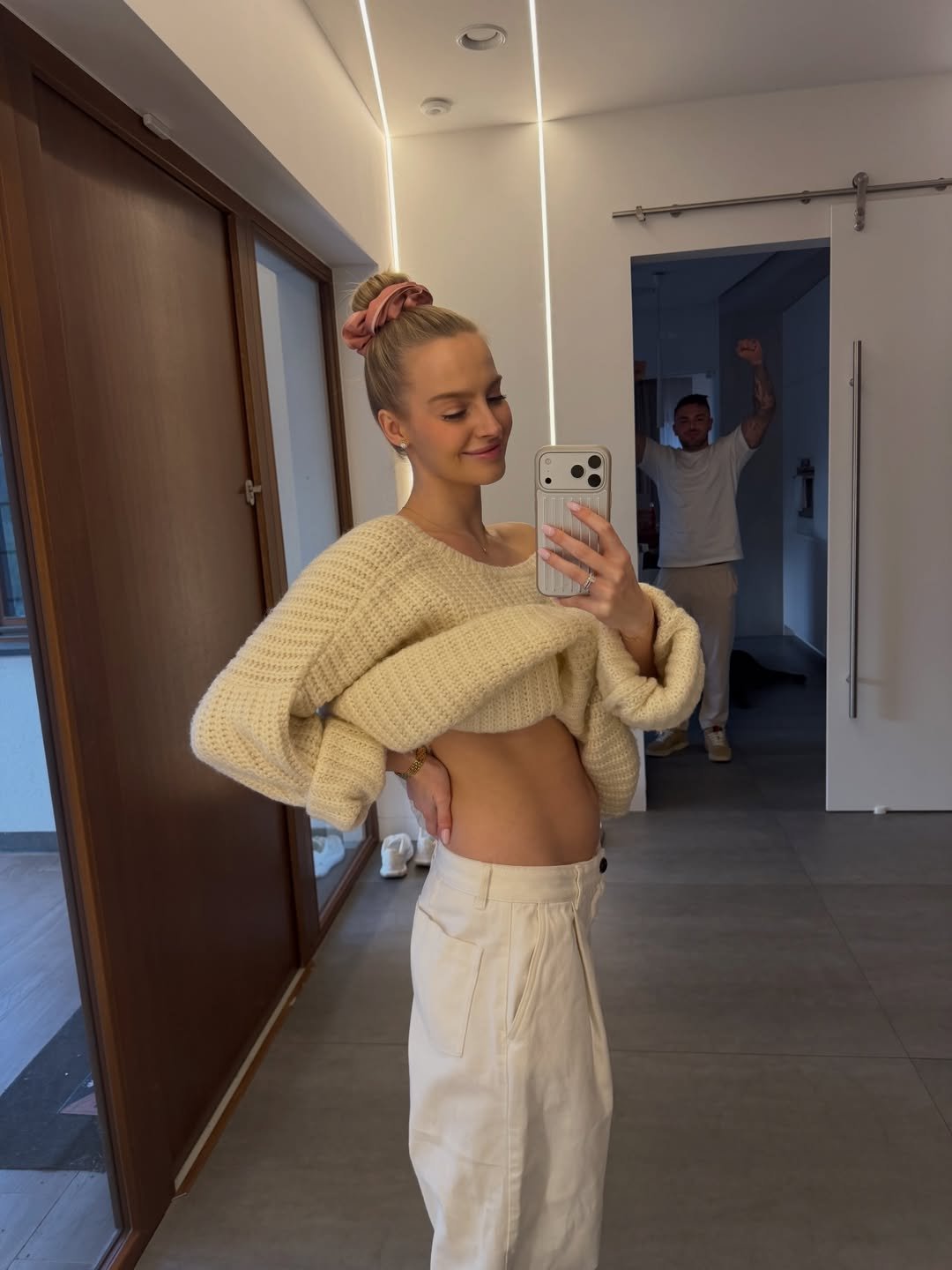 karolina pisarek odsłania ciążowy brzuch