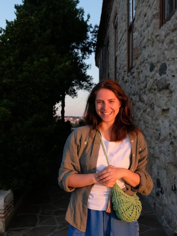 córka katarzyny dowbor w białej bluzce
