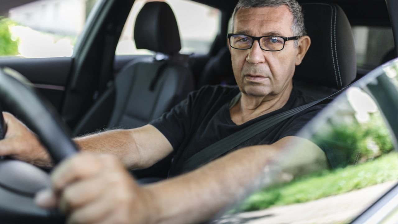 Wojna o prawo jazdy seniorów. Statystyki są bezlitosne. Czy kary dla starszych to dobry kierunek?