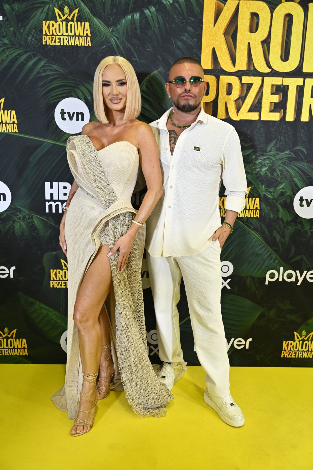izabela macudzińska w sukni z głębokim dekoltem