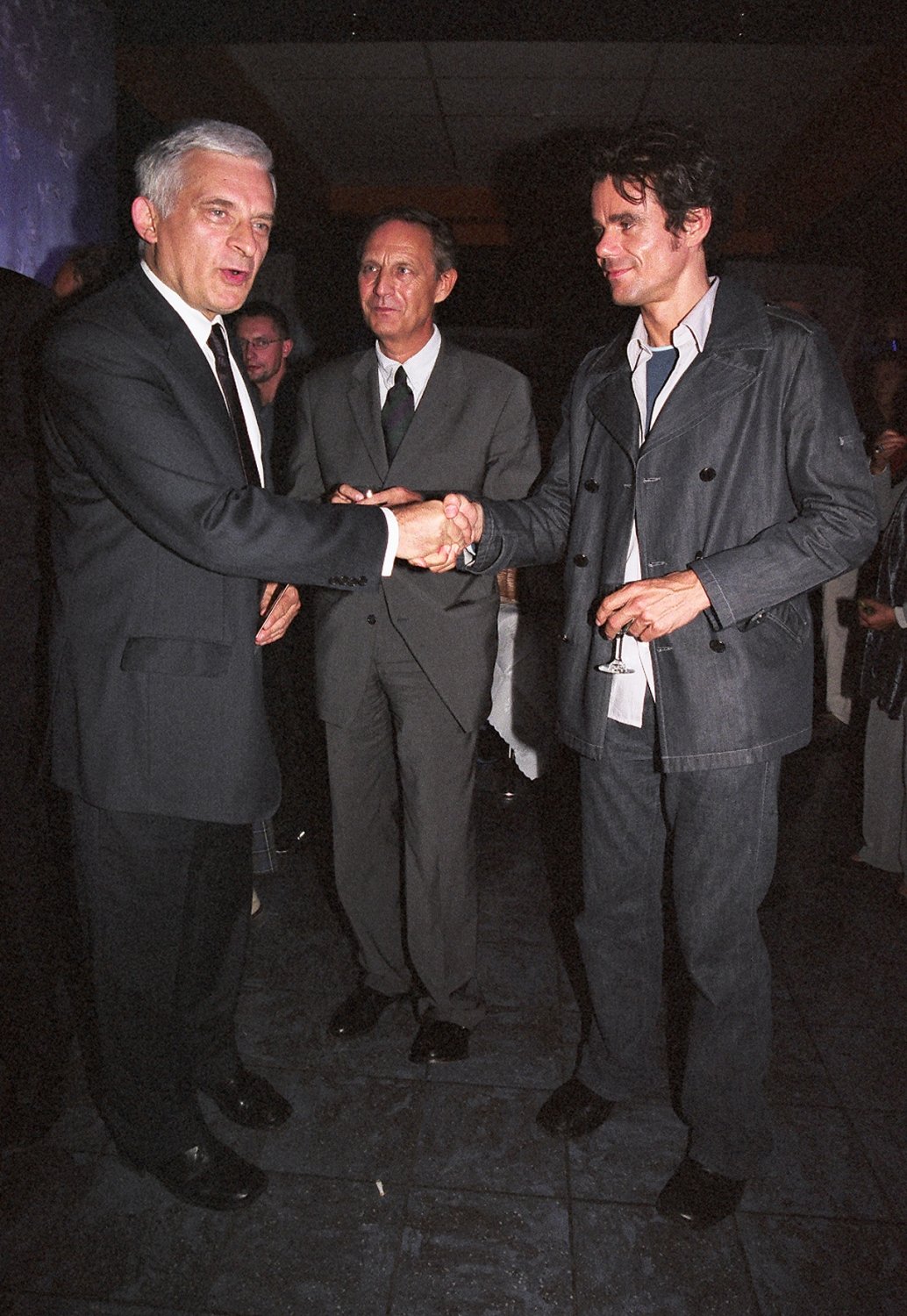 scena z: Krzysztof Piesiewicz, Jerzy Buzek SK: Polska 2002, wrzesieñ 2002, premiera filmu "Niebo" w £odzi fot. Niemiec/AKPA