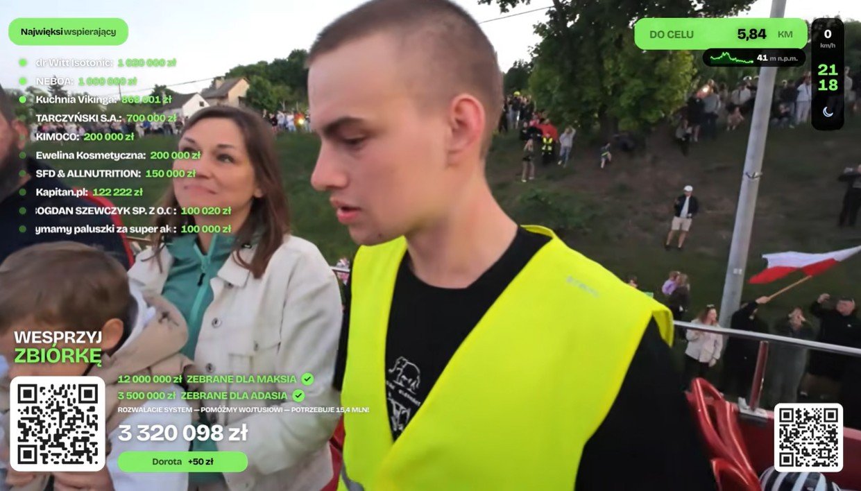 Łatwogang w odblaskowej kamizelce stoi w piętrowym autobusie na finale akcji
