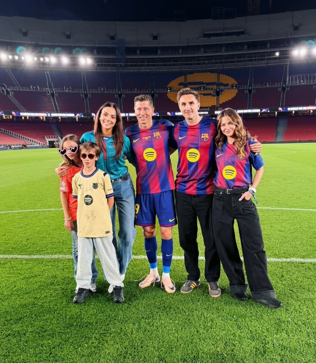 Lewandowscy z Karpielami na stadionie FC Barcelony