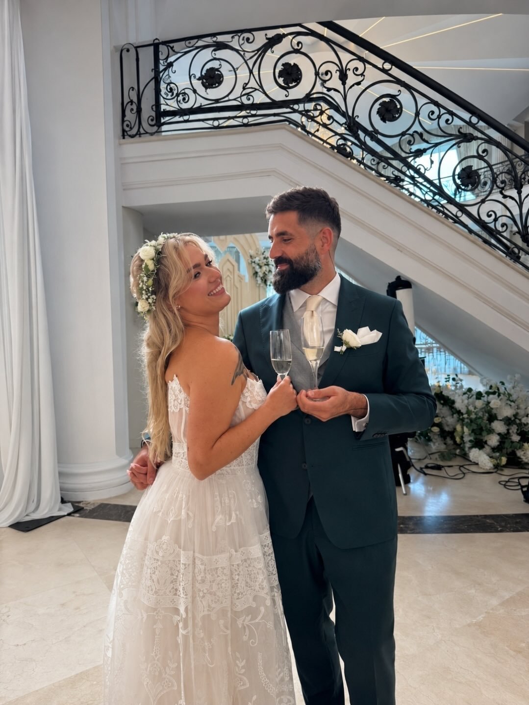 marta i damian z love is blind na ślubie, obejmują się