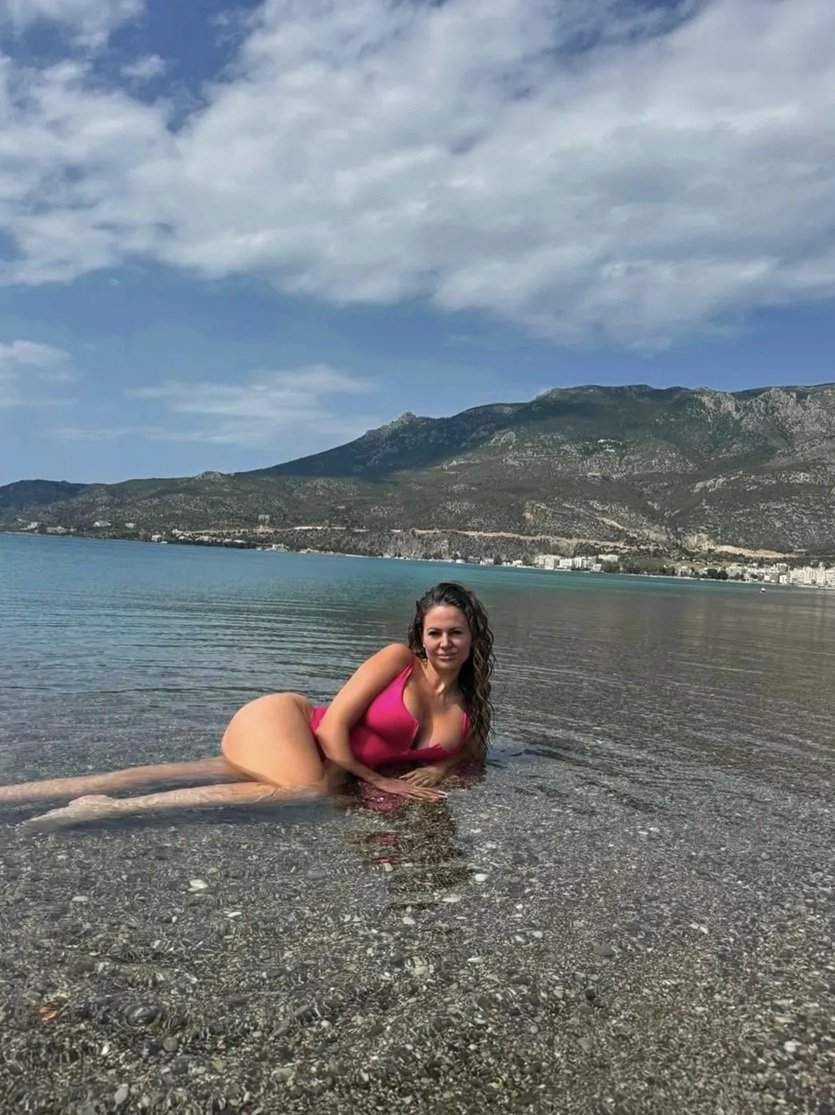 maja rutkowski w różowym stroju kąpielowym