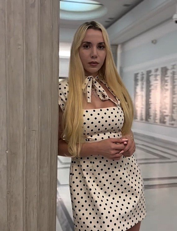 marianna schreiber w mini sukience białęj w groszki w sejmie rp jako dziennikarka