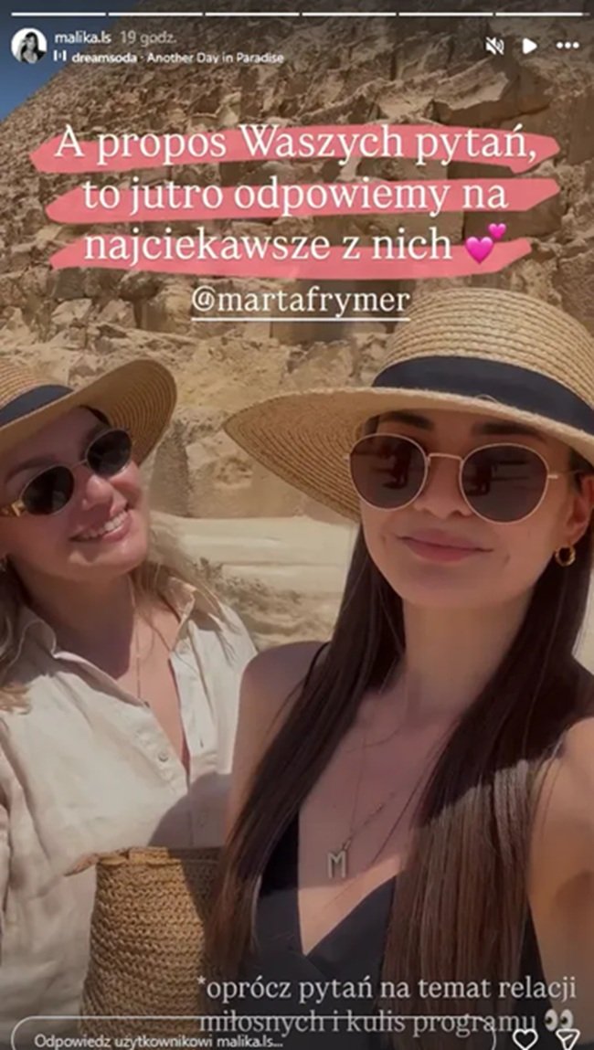 malika i marta na tle piramid w egipcie