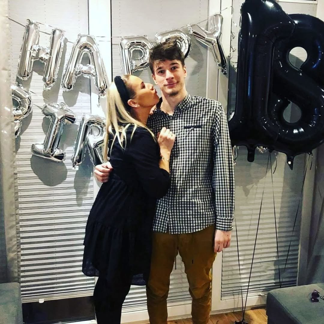 marta i daniel nawroccy na archiwalnym zdjjęciu, ona daje mu buziaka w policzek