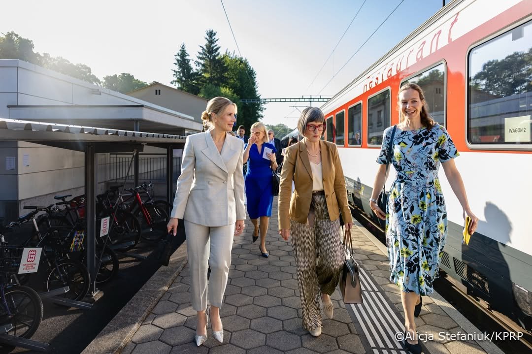 Marta Nawrocka w szarym garniturze na spotkaniu dyplomatycznym