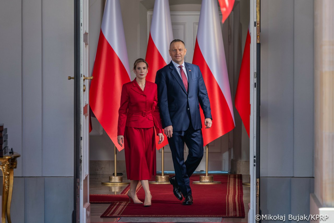 Marta nawrocka w czerwonej garsonce i karol nawrocki - dzień flagi rp
