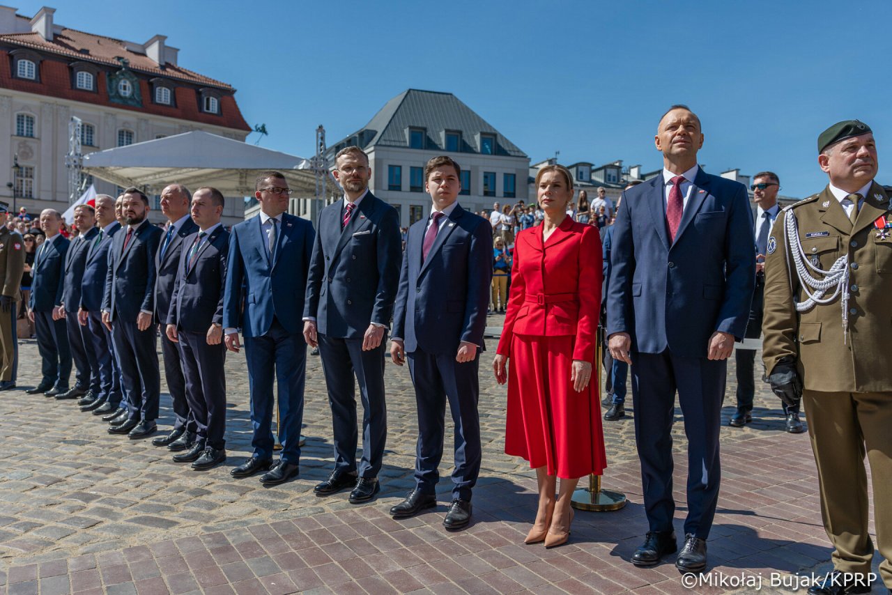 Marta nawrocka w czerwonej garsonce i karol nawrocki - dzień flagi rp
