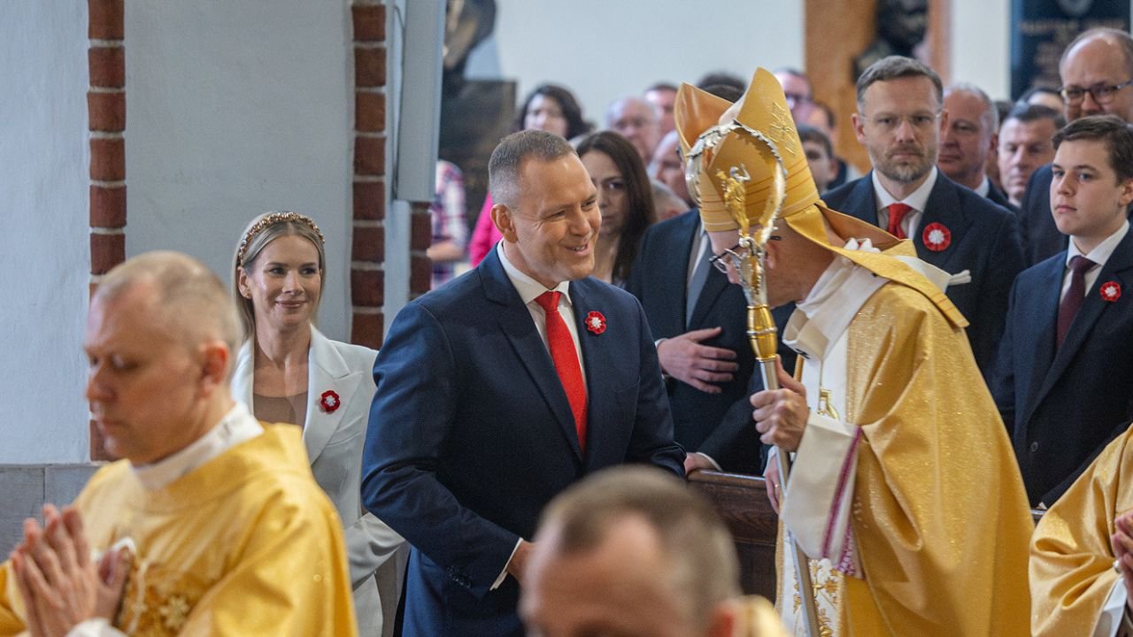 Marta Nawrocka wyciągnęła wnioski z modowej wpadki? Biel total look skradł show pod kościołem. Eksperci: "Tym razem to był balans!" [zdjęcia]