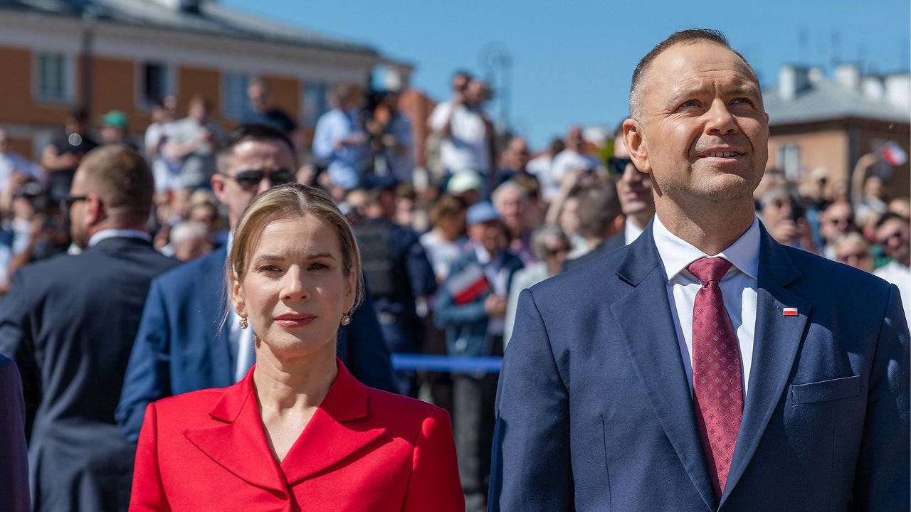 Marta Nawrocka cała w ognistym kolorze na Dzień Flagi. Jeden szczegół sprawia, że szczęka opada, a ekspertka nie gryzie się w język [zdjęcia]