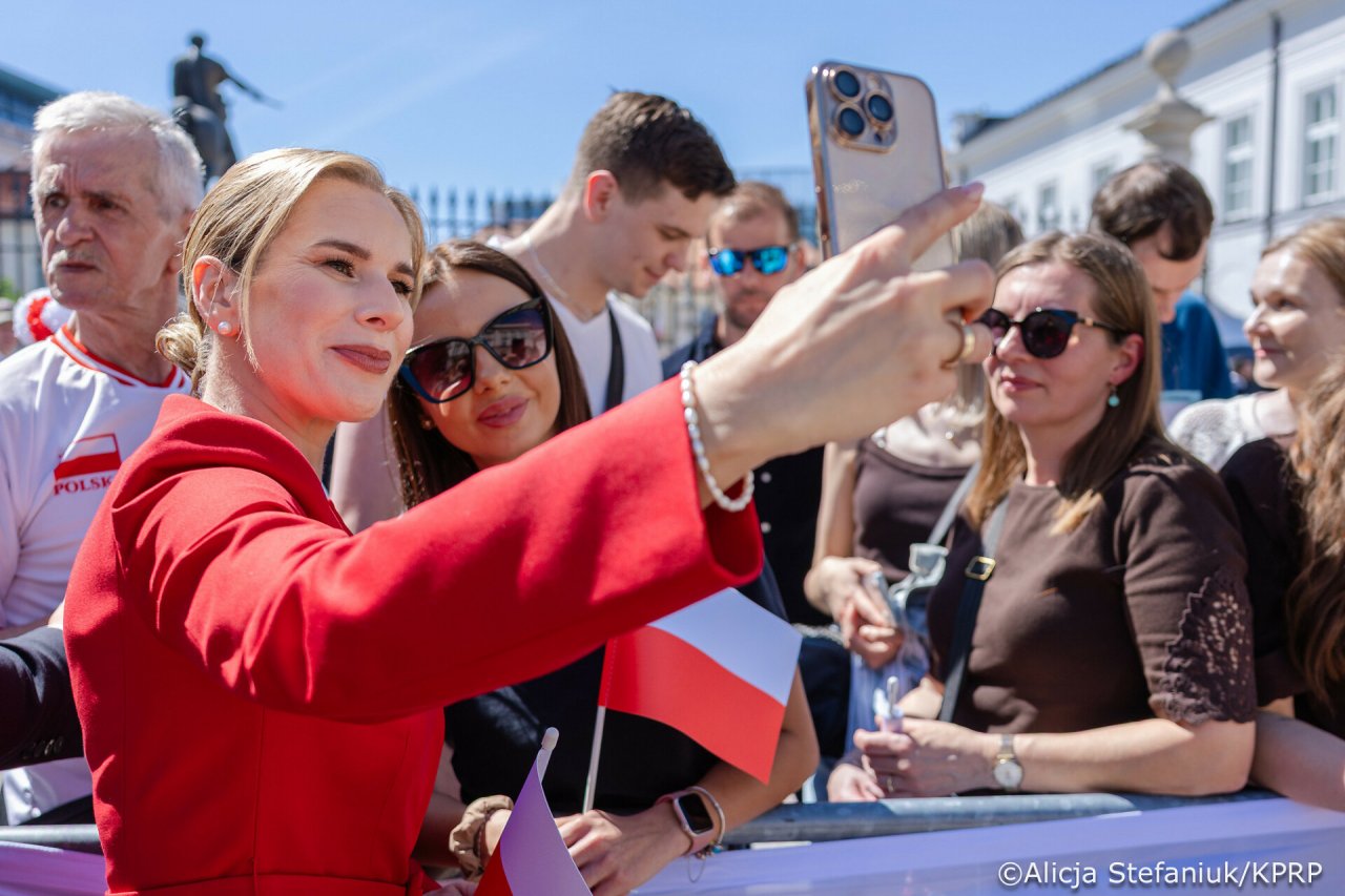 Marta nawrocka w czerwonej garsonce i karol nawrocki - dzień flagi rp
