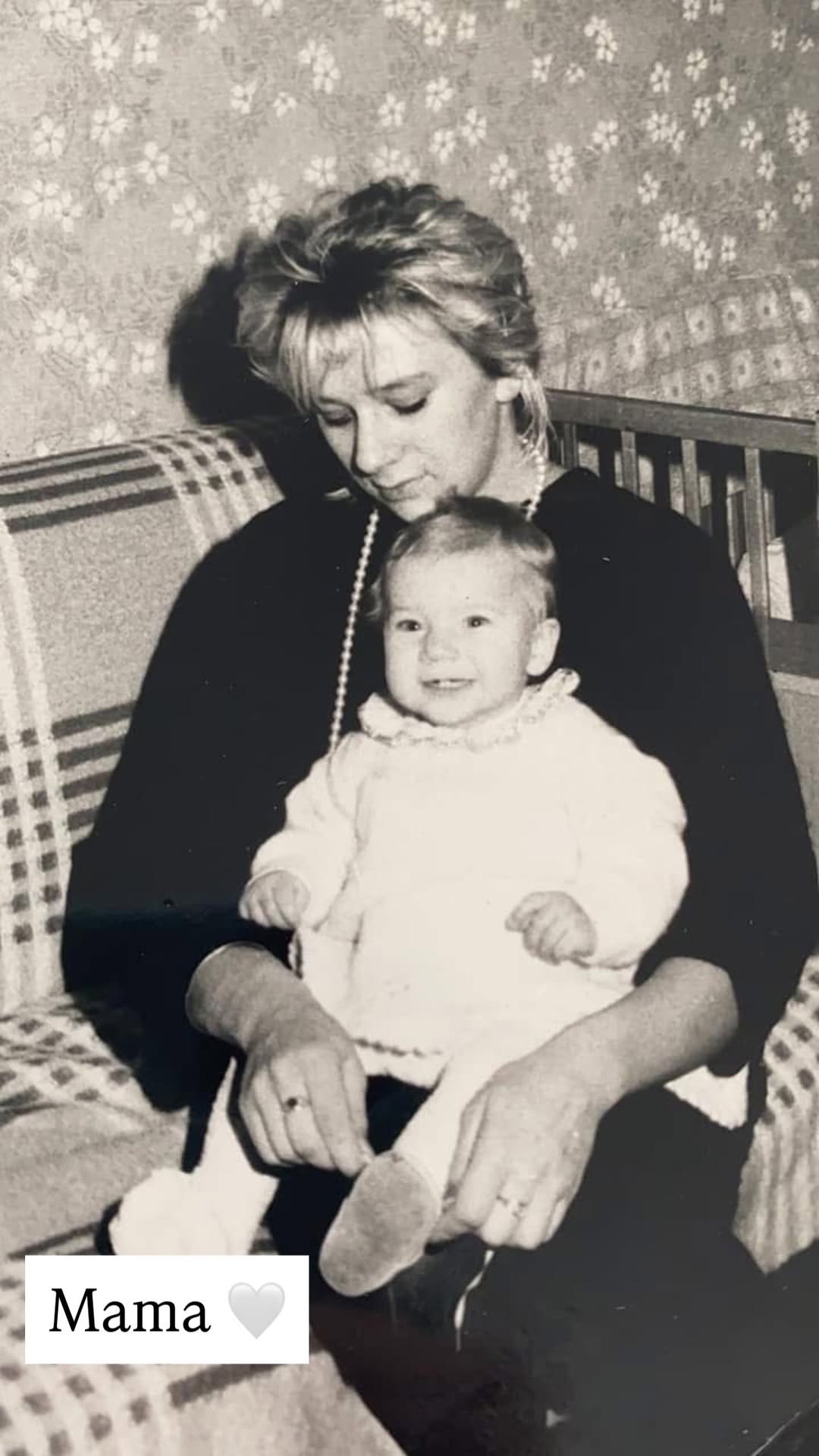 archiwalne zdjęcie marty nawrockiej z jej mamą, czarno-biała fotografia, marta nawrocka jako dziecko na kolanach mamy