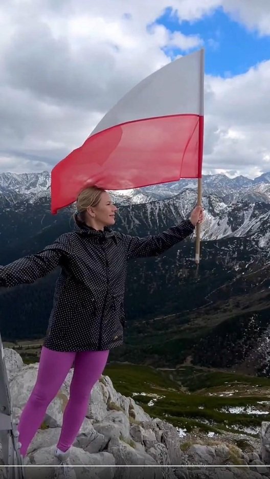 marta nawrocka z flagą polski w górach