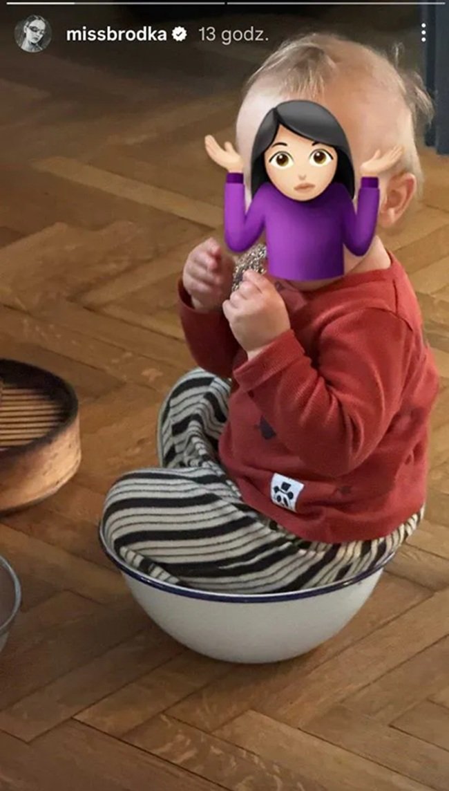 syn moniki brodki siedzi w misce