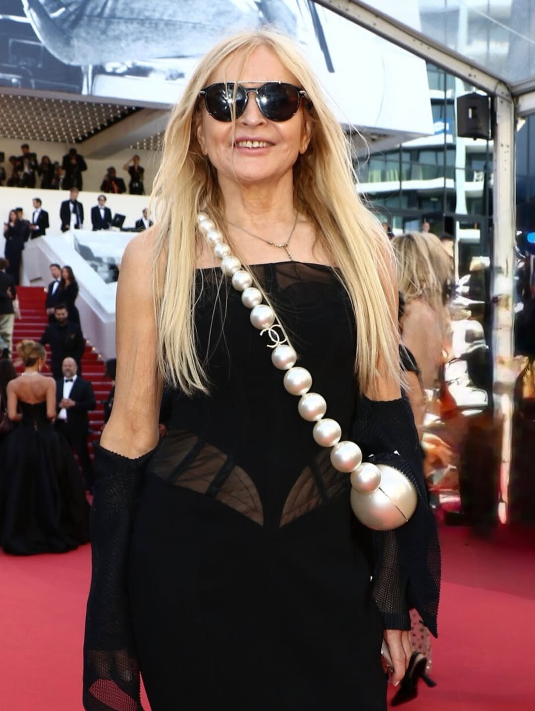 MOnika olejnik na czerwonym dywanie z torebką chanel - festiwal cannes 2026