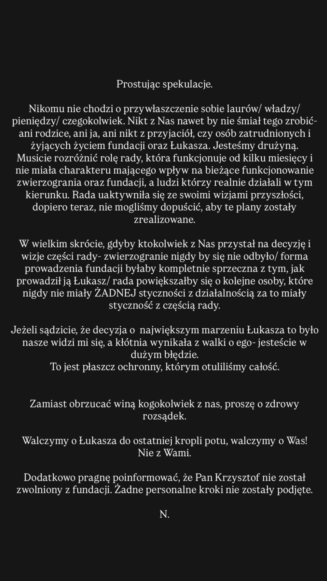 czarna plansza z białymi napisami