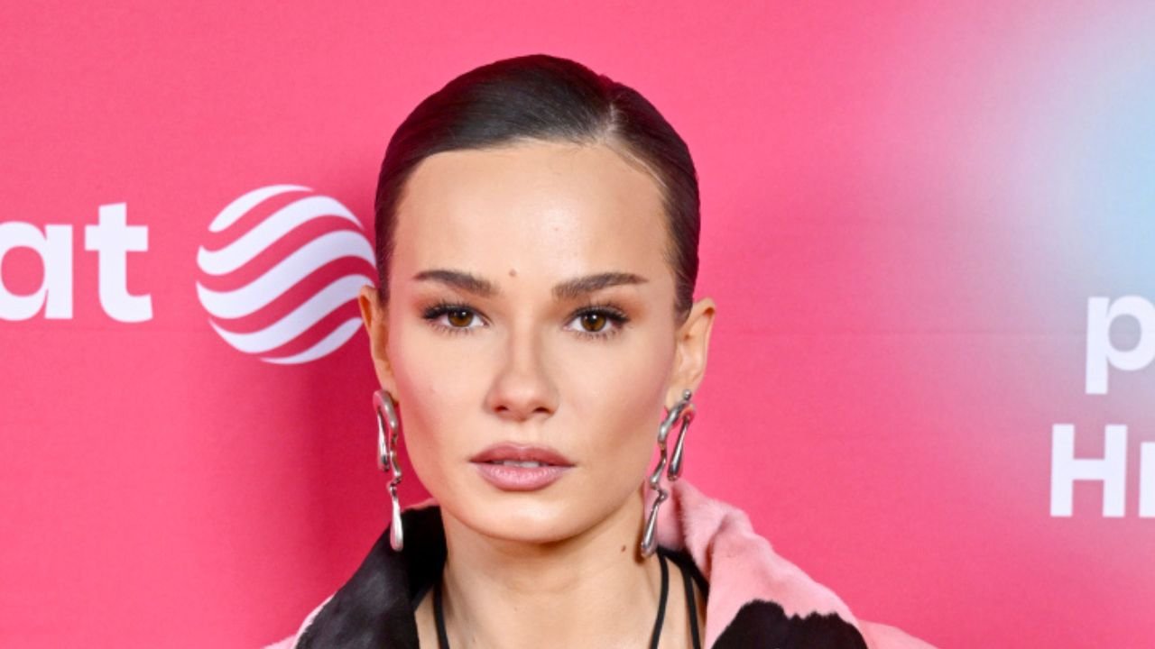 Natalia Szroeder wypięła ciało w mikroskopijnym staniku i krowich łatach. Fani bez litości: "Obscenicznie" [zdjęcia]
