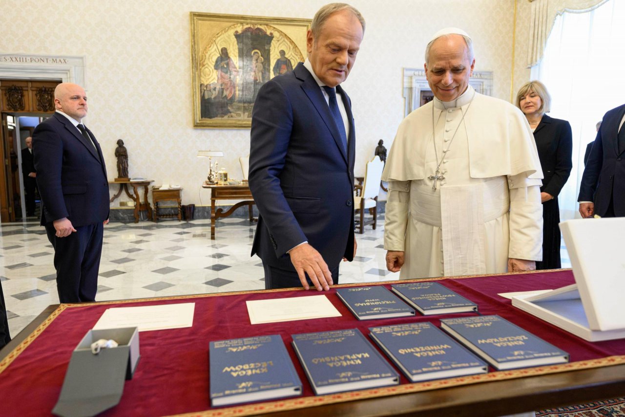 Donald tusk przekazuje papieżowi leonowi xiv piecioksiąg w języku kaszubskim