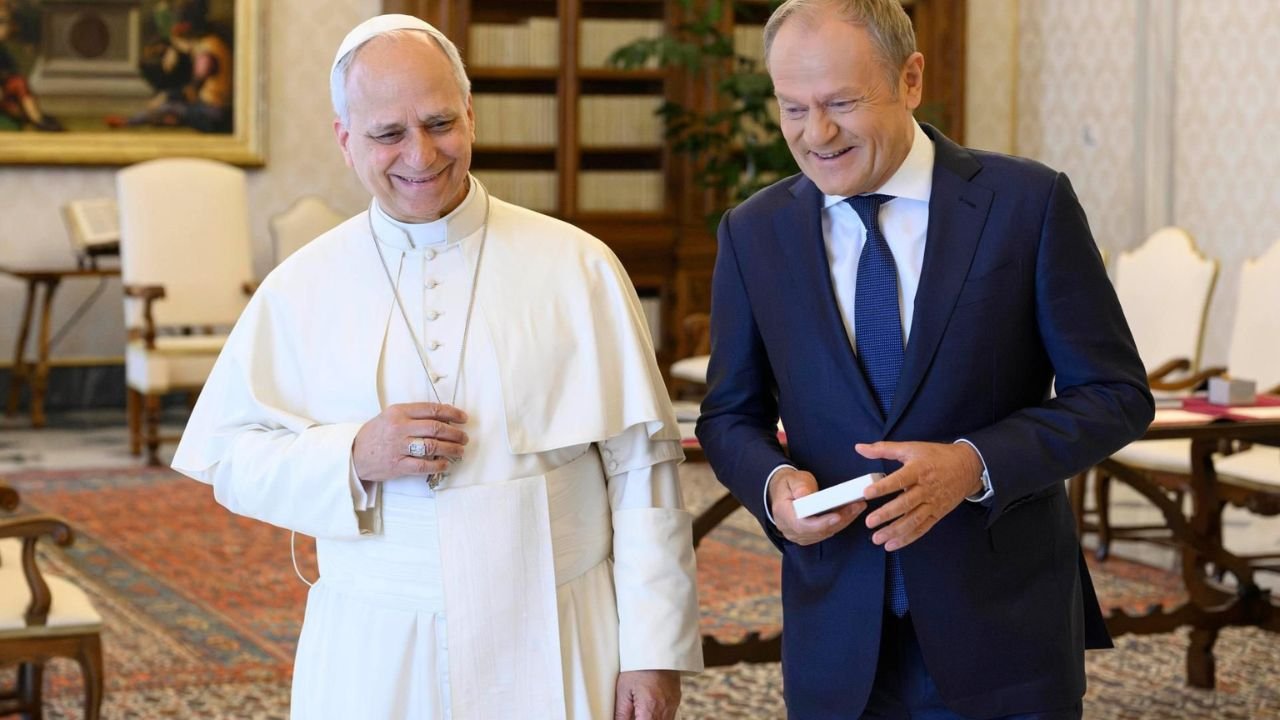 Donald Tusk u papieża Leona XIV. Wręczył mu nietypowy prezent. Potem wyznał bez ogródek: "Kapitalny rozmówca" [zdjęcia]