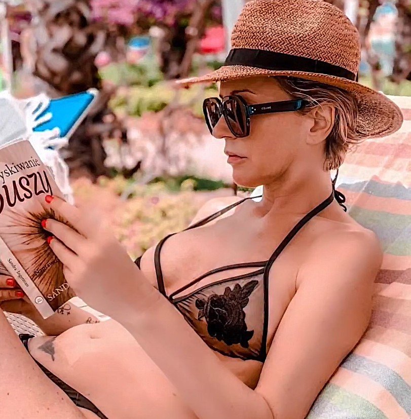 Paulina smaszcz w przeźroczystym bikini i słomkowym kapeluszu