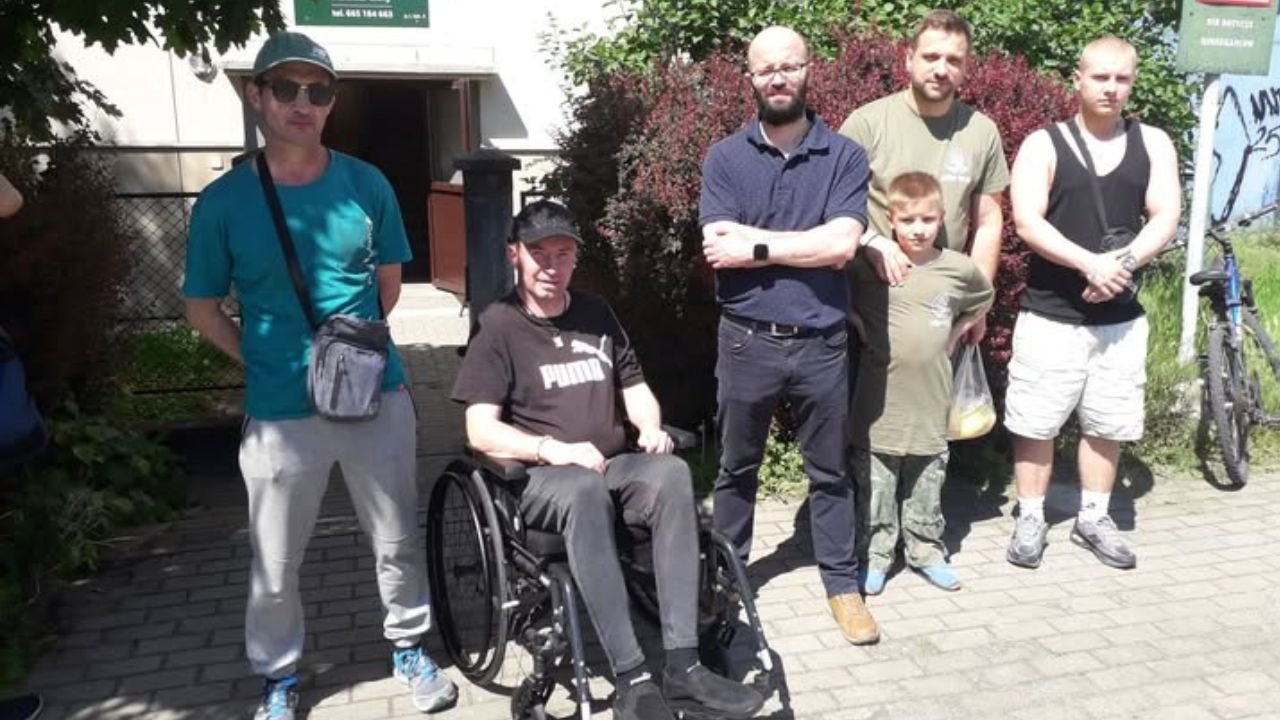 Piotr z Rzeszowa chciał zapłacić za pomoc w zejściu z 2. piętra. Reakcja ludzi wyciska łzy: "Rozpłakałem się"