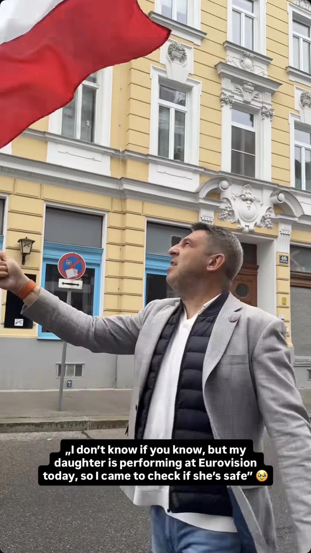 Radosław Szempiński na wiedeńskiej ulicy dopinguje córkę