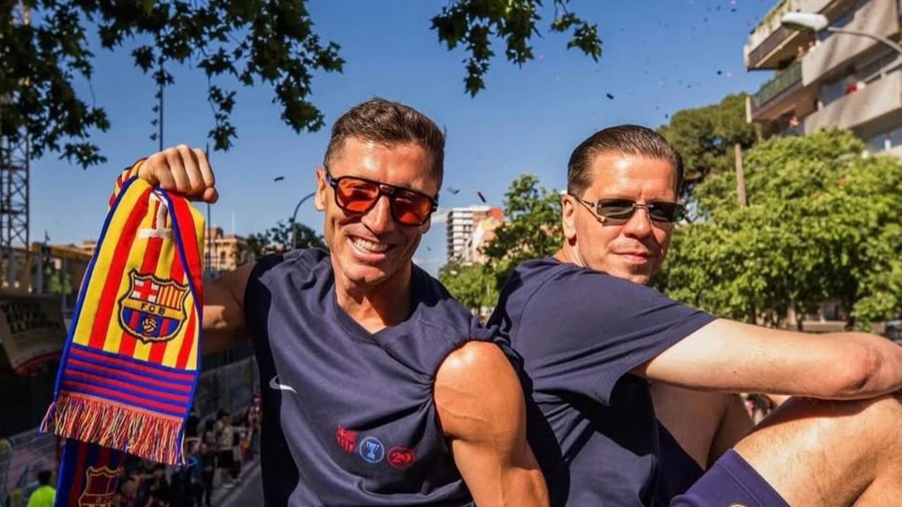 Robert Lewandowski bez hamulców na paradzie. Wulgarne słowa do Szczęsnego, bramkarz musiał go uciszać [wideo]