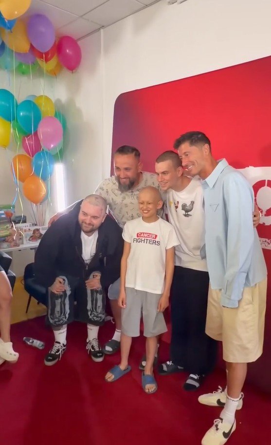 Robert Lewandowski odwiedził dzieci z fundacji Cancer Fighters