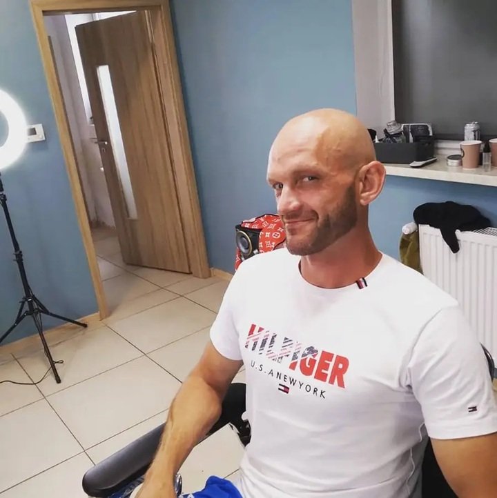 ryszard szczena z chłopaków do wzięcia w salonie fryzjerskimm