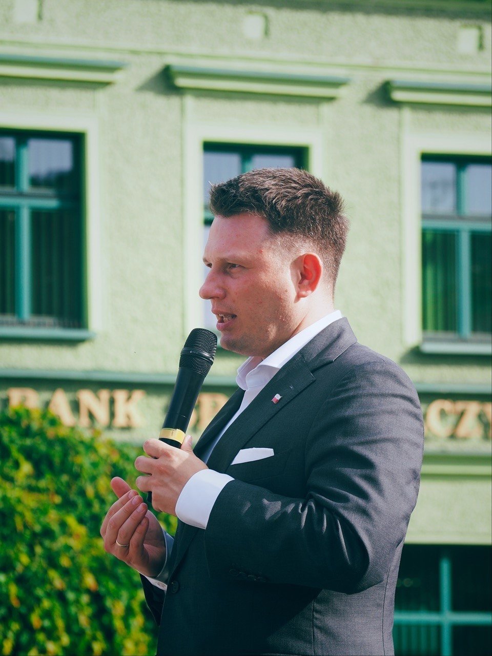 sławomi mentzen przemawia na wiecu