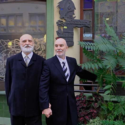 tomasz kwietko-bębnowski i ryszard ziobro przed teatrem kalambur