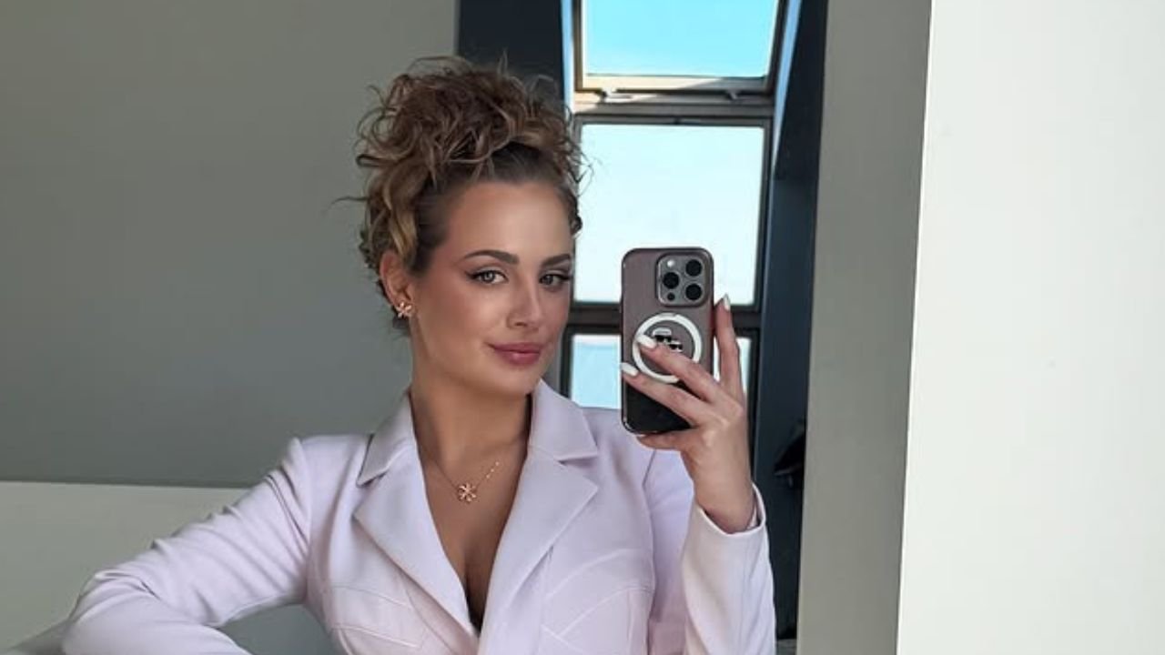 Wiktoria Gąsiewska rozkosznie wypięła kuperek w obłędnej miniówce. Fani bez litości: "Ledwo przykrywa pośladki" [zdjęcie]